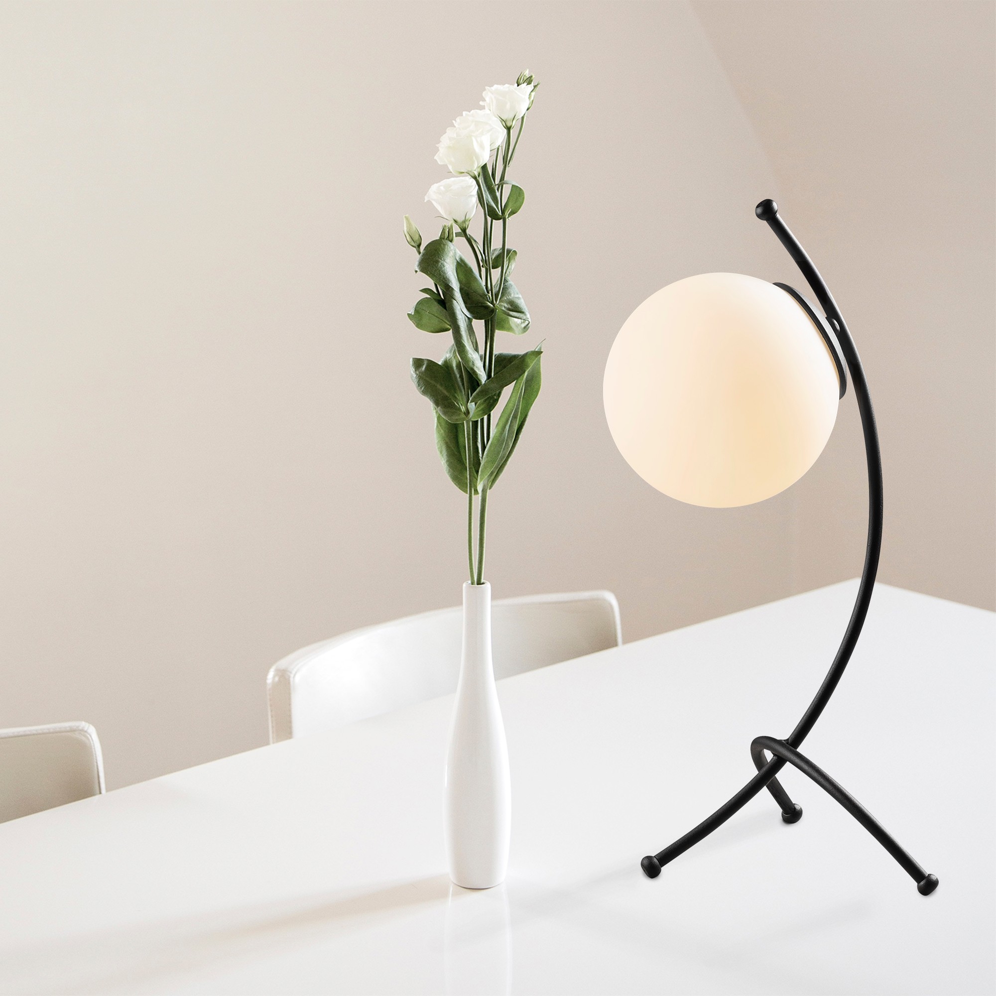 Lampe de table trépied arcs Bulla 43cm Métal Noir Verre Opale