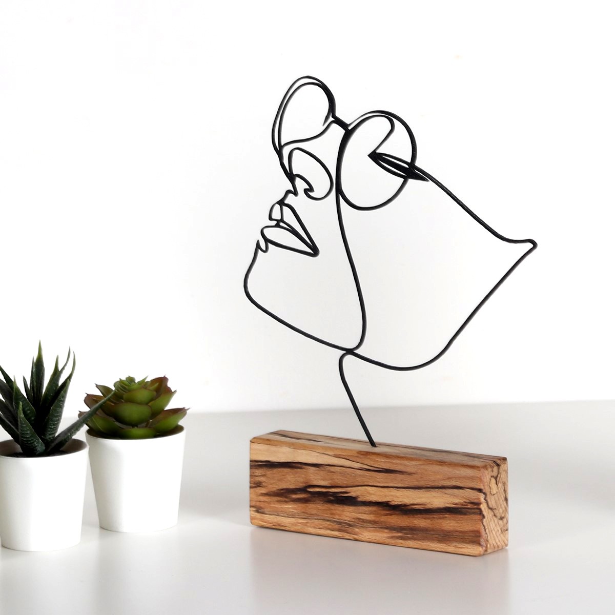 Objet décoratif à poser Approbatio visage femme à lunettes 31cm Métal Noir Socle Bois