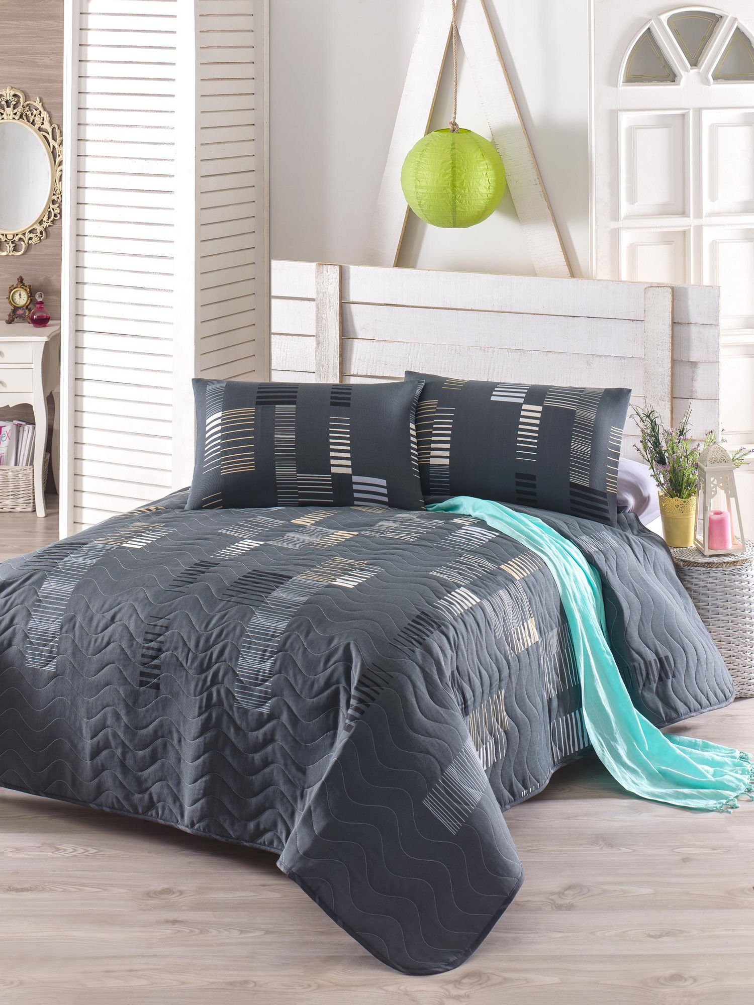 Set couvre-lit 200x220cm et 2 taies d'oreiller Willis Tissu Motif Rayure Anthracite, Blanc et Or