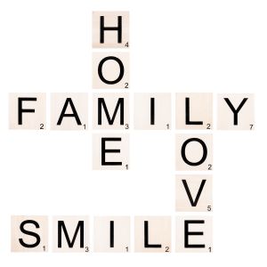 Décoration murale Meno Bois Motif "LOVE, SMILE, FAMILY, HOME" Noir et Blanc