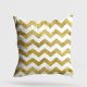 Coussin Ramiah 43x43cm Tissu Motif Zigzag Or et Blanc