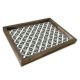 Plateau de table rectangle Caupona 30x40cm Pin massif foncé et Motif Géométrique 4 feuilles grandes Girs et Blanc